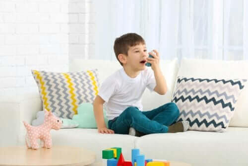 astma hos barn: pojke med inhalator