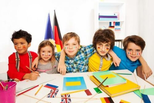barn som har flaggor och läroböcker