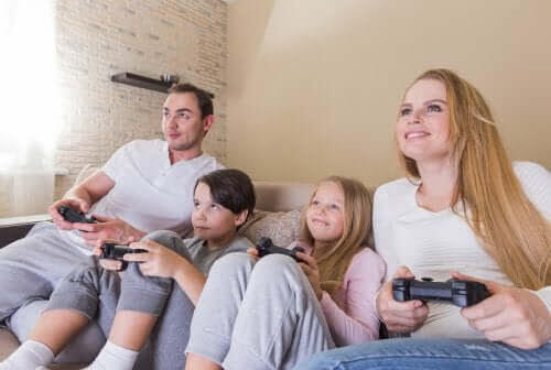 mamma, pappa och barn spelar tv-spel