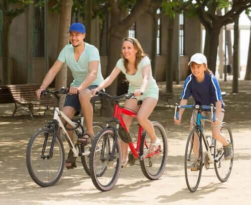 familj på cykeltur