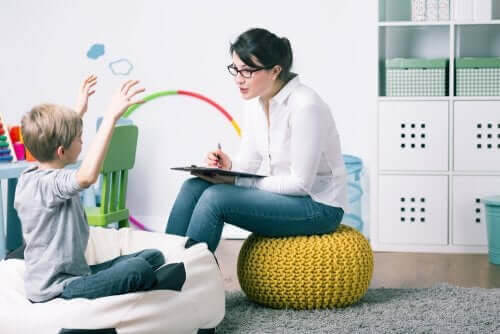 uppsöka en barnpsykolog: barnpsykolog pratar med barn