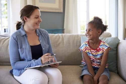 barnpsykolog pratar med barn