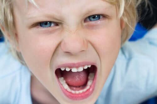 självkontroll: barn skriker mot kameran