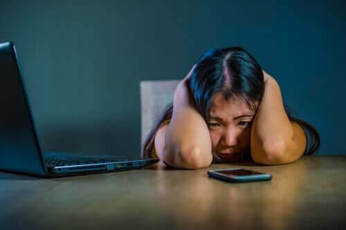 nätbrottslighet: förtvivlad tonåring tittar på mobil