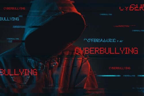 nätbrottslighet: tonåring i hoodie omgiven a negativa dyberkommentarer