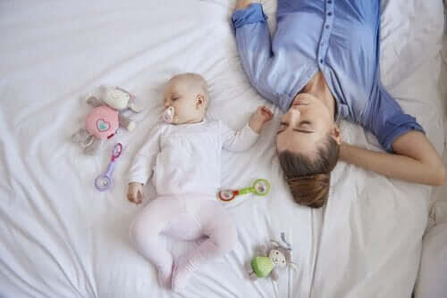 stå upp för dig själv efter förlossningen: mamma och baby sover