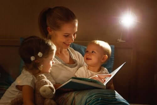 mamma läser böcker för sina två barn
