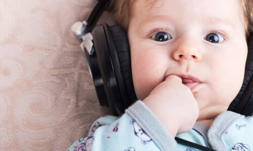 ditt barns kreativitet: baby med hörlurar