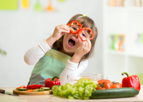 äta mer grönsaker: barn leker med paprikaringar