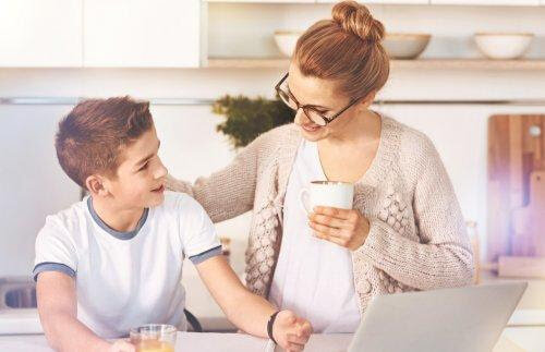 dynamiskt tänkande: mamma och pojke talar