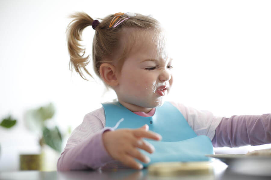 matpreferenser: småbarn visar grimas av avsmak åt mat