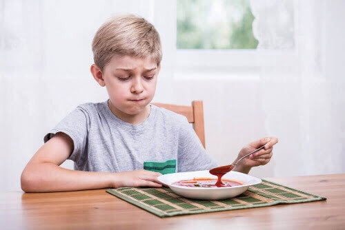 matpreferenser: pojke tittar skeptiskt på soppa