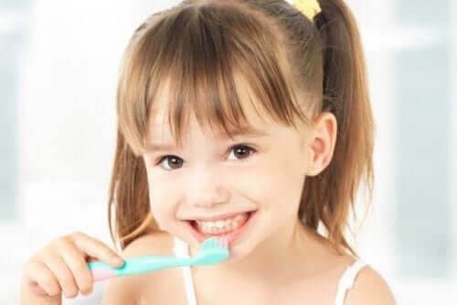 flicka med tandborste