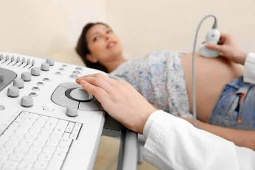 kvinna på ultraljudsundersökning