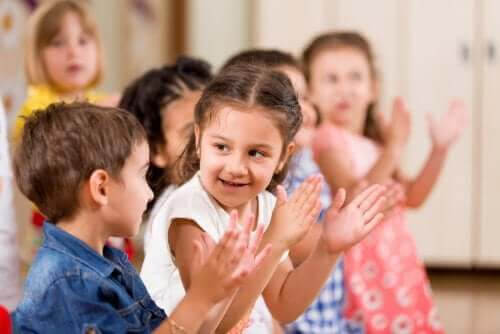 lekar för att utveckla färdigheter: barn klappar takten