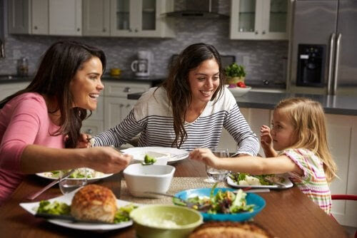 barn att äta bra: glad familj runt matbordet