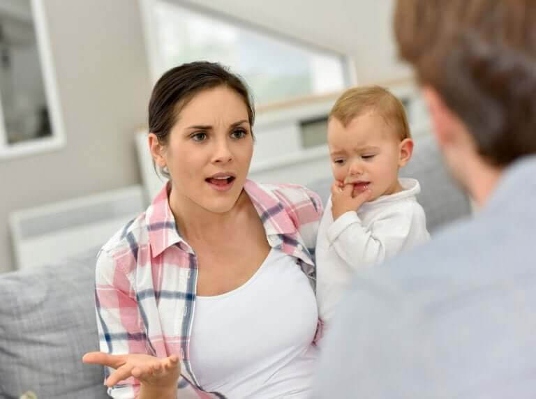 mamma med baby på armen argumenterar