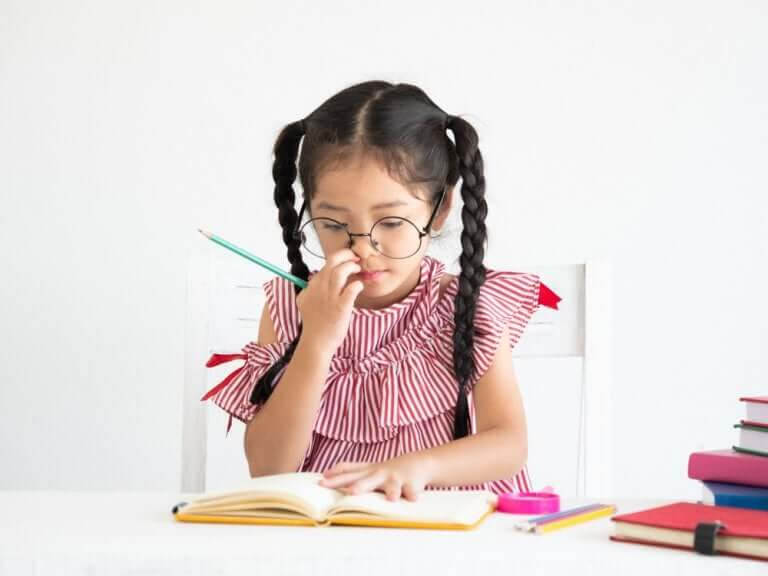 flicka ritar diagram