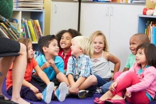 humor i klassrummet: barn under samling skrattar