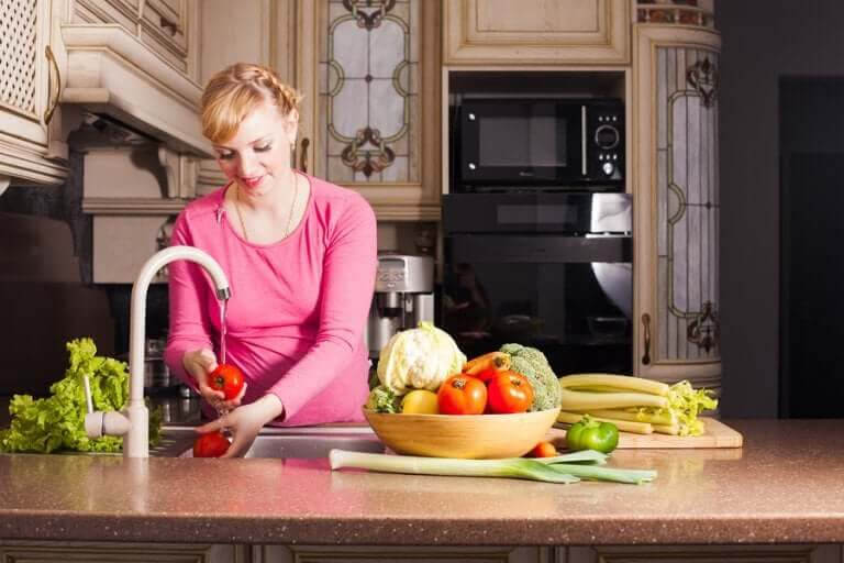 din matsmältning: kvinna bereder grönsaker