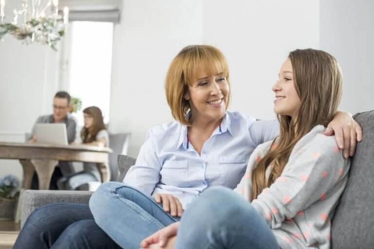 Kommunicera med tonåringar: mamma och tonårsdotter på soffa