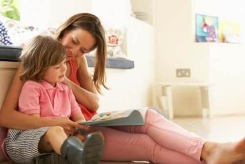 börja läsa: mamma och barn sitter och läser