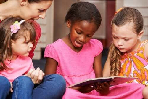 börja läsa: barn sitter och läser