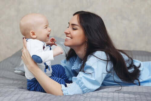bebisspråk: mamma och baby leker
