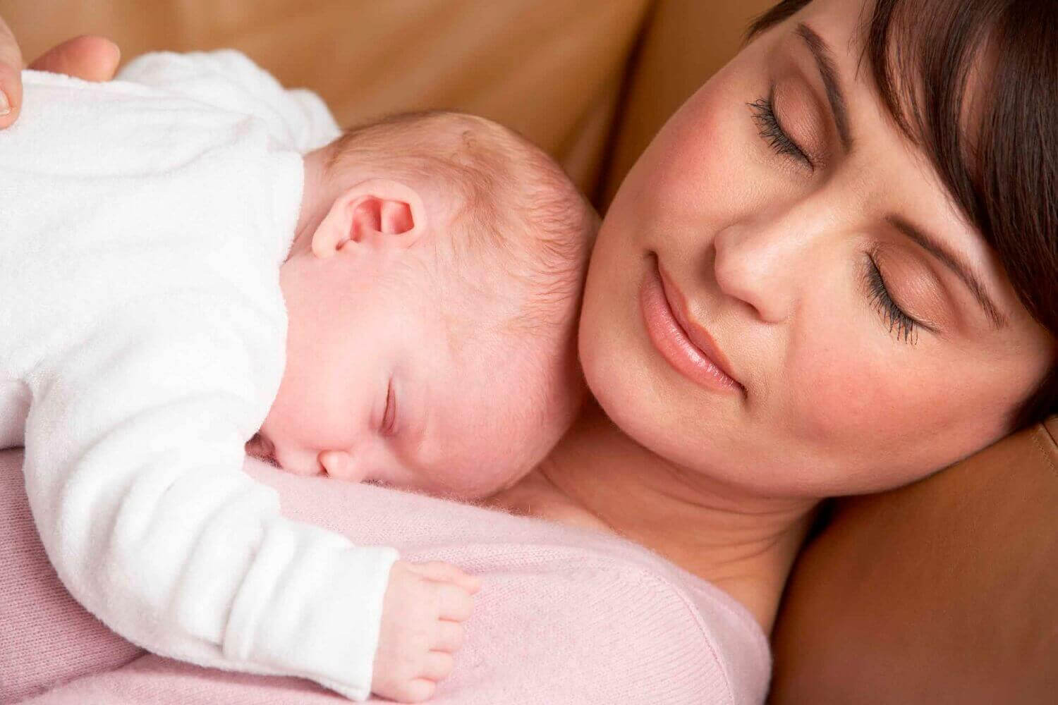 perioden efter förlossningen: mamma med nyfödd