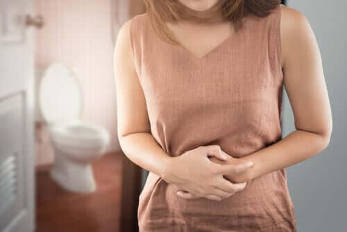 perioden efter förlossningen: kvinna håller sig för magen