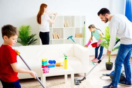 Hur man motiverar sina barn att hjälpa till med hushållsarbetet