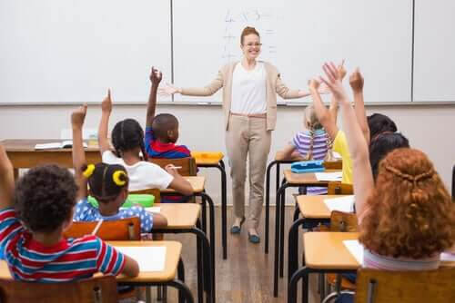 förståelsen i klassrummet: lärare och elever med händerna uppe