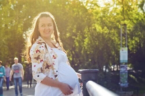 Blivande mödrar: gravid kvinna i park