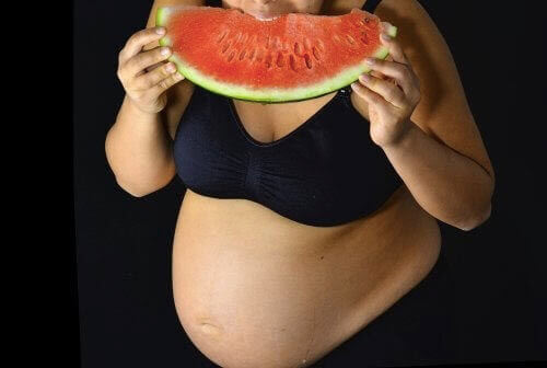 Blivande mödrar: gravid kvinna äter vattenmelon