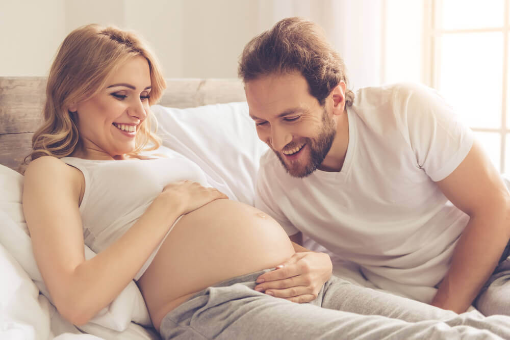 Perinatal psykologi: blivande pappa talar till gravid mage