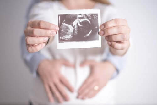 Perinatal psykologi: par håller upp ultraljudsbild