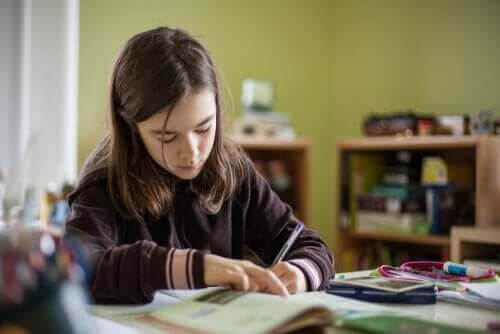 stress i skolarbetet: flicka gör läxor