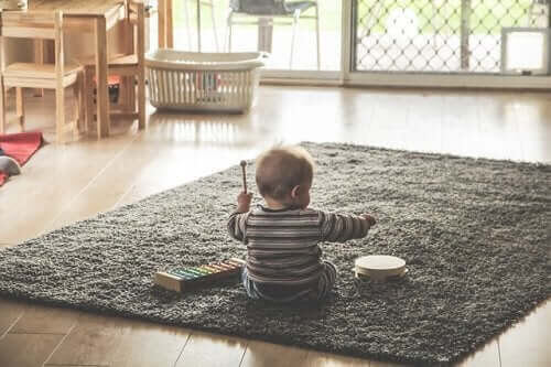 uttrycka sig musikaliskt: baby med xylofon