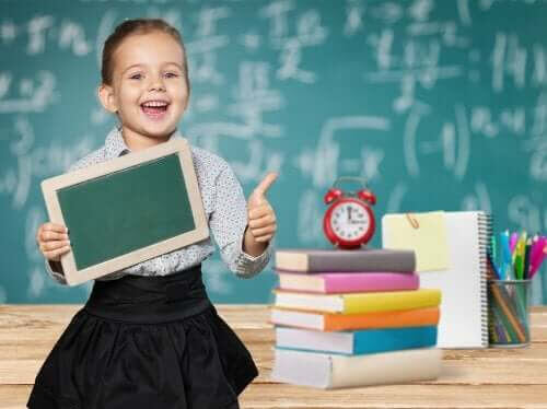 utvärdera intelligens: glad flicka i skolan