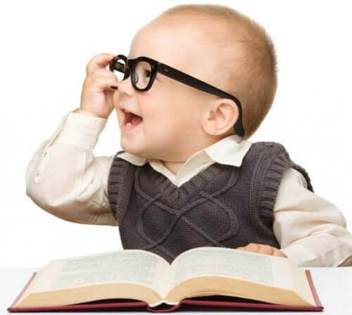 utvärdera intelligens: baby med glasögon framför tjock bok