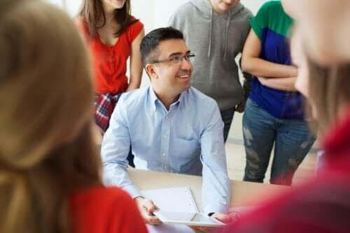 kontroll över sin utbildning: elever runt lärare i klassrum