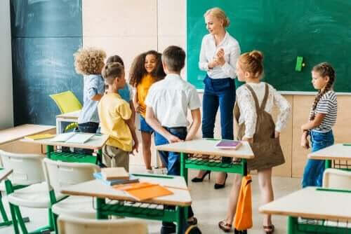 kontroll över sin utbildning: elever runt lärare i klassrum