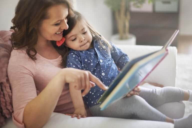 pedagogiska värdet som berättelser har i barnlitteraturen: mamma läser för barn i soffa
