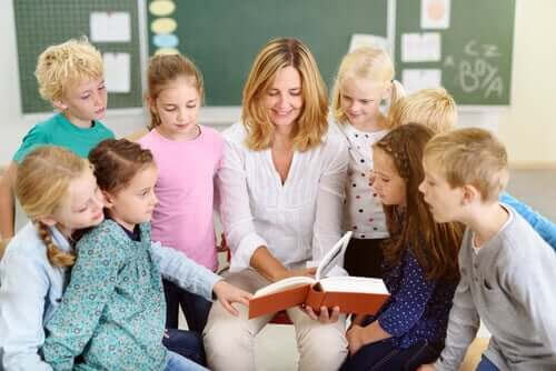 pedagogiska värdet som berättelser har i barnlitteraturen: lärare läser för barn