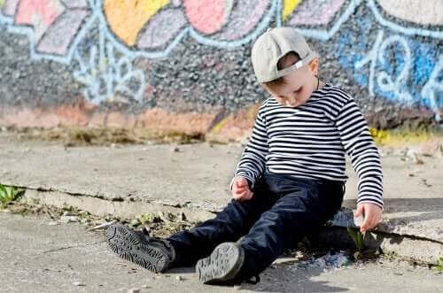 Vad är skillnaderna mellan blyga och introverta barn?