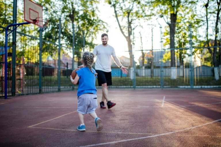 bara skaffa ett barn: pappa spelar basket med barn