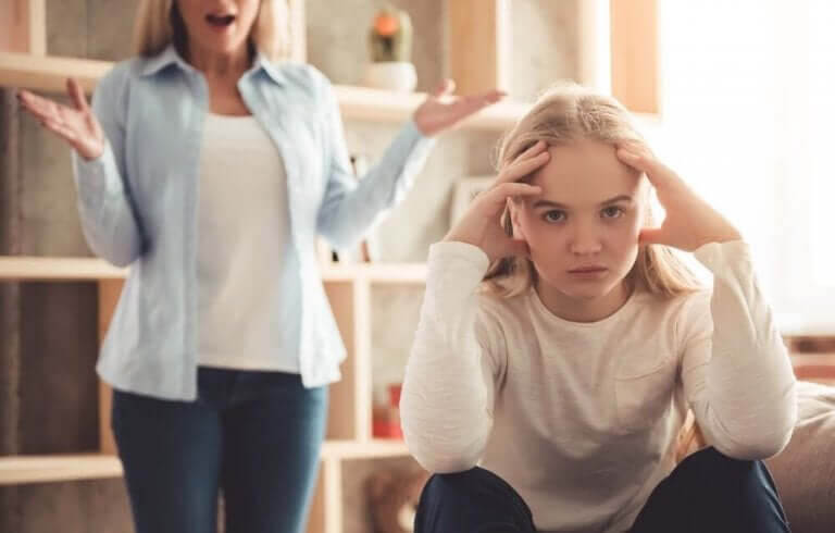 mamma talar till tonåring med dålig attityd