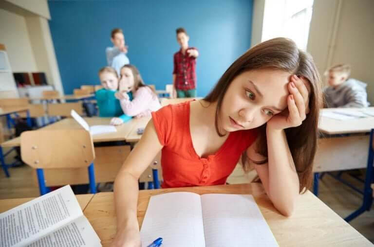 Det sociometriska testet: ensam flicka ser olycklig ut i skolmiljö