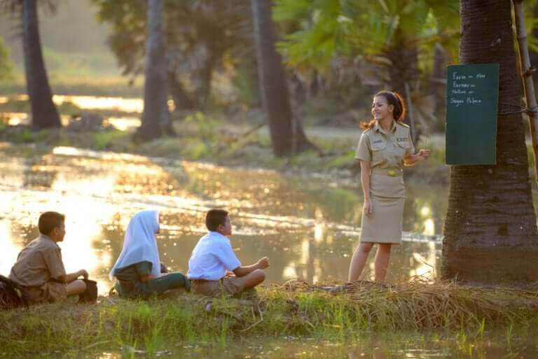 UNICEF: barn får lektion utomhus