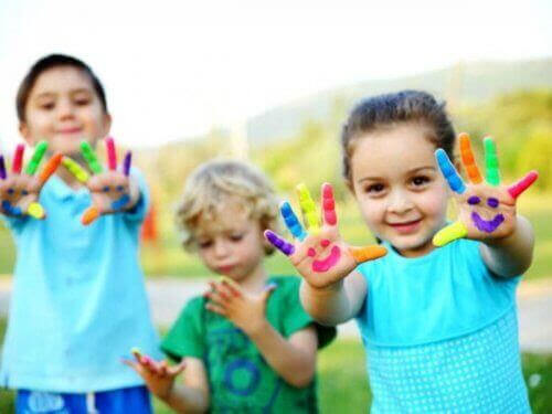 konstnärliga talanger: barn som har målat sig på händerna